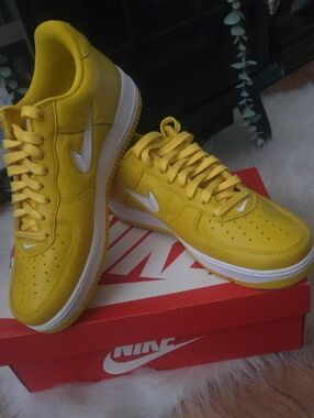 Nike Yellow and White Low-Top Sneakers Size 10